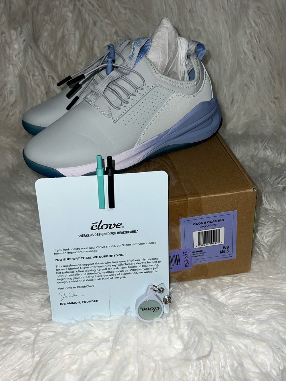 NIB Clove Classic women's sneaker W8/M6 Light grey upper with soft blue and teal